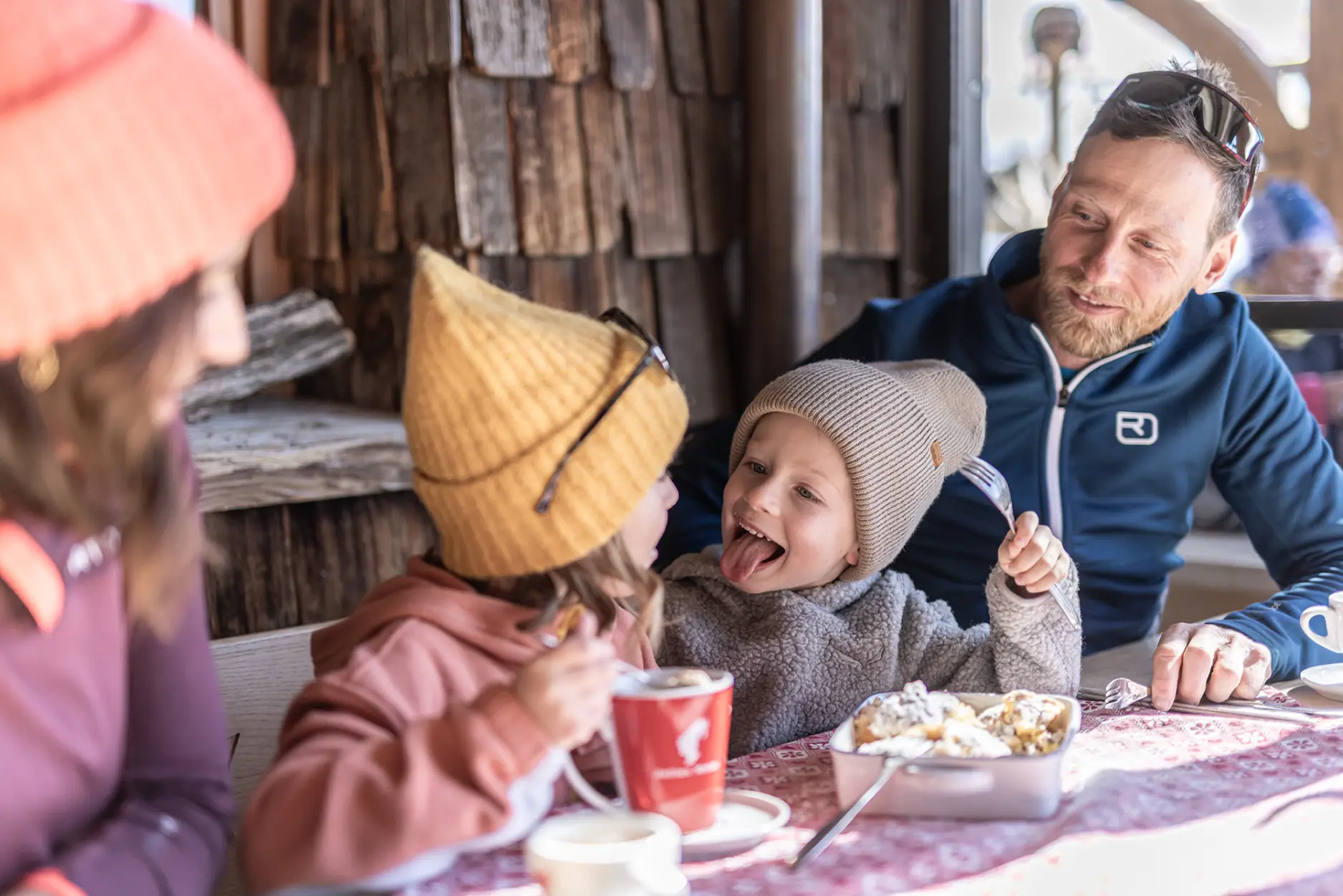 Familie bei der H&uuml;tteneinkehr in Gerlos
