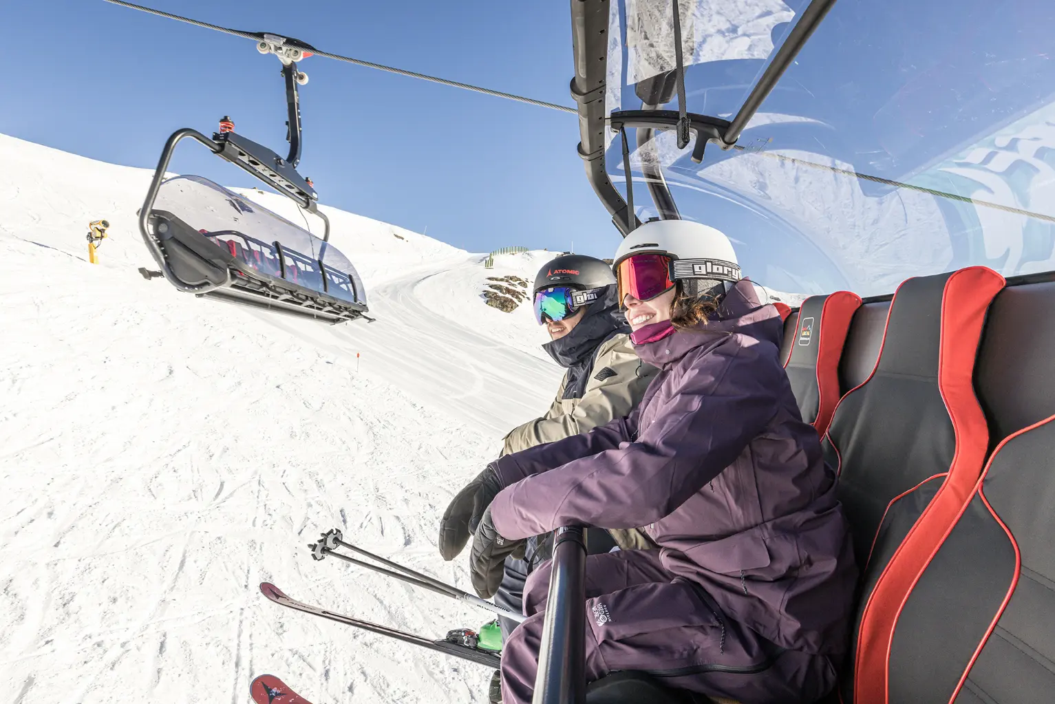 Skifahrer auf dem Sessellift in Gerlos