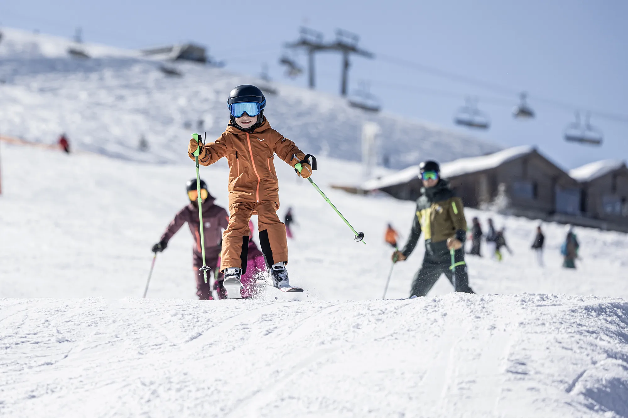 Anprobe von Skischuhen beim Skiverleih in Gerlos