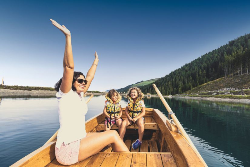 Frau beim Stand-up-Paddling auf einem See bei Gerlos im Sommer