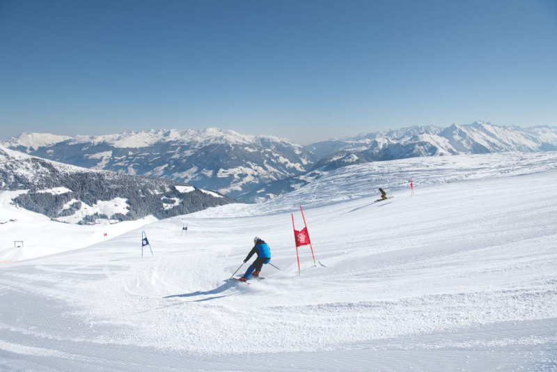 Skifahrer auf der Piste in Mayrhofen für Snowtrex