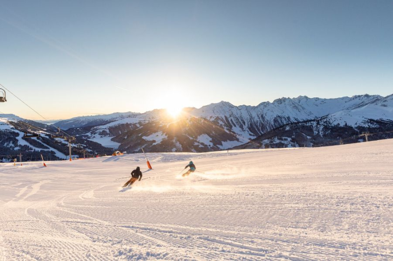Skifahrer bei Sonnenuntergang für Sunweb in Gerlos