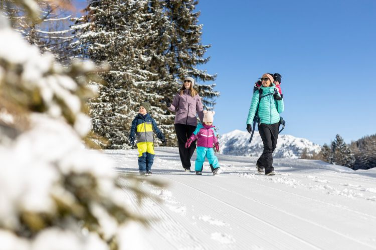 Wandergruppe im Schnee bei Gerlos