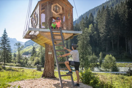 Baumhaus im Wald bei Gerlos
