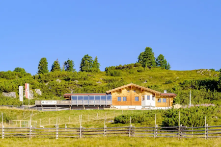 Chalet der Latschenalm umgeben von grüner Wiese
