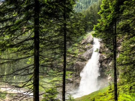 Wasserfall im Wald in der Nähe von Gerlos