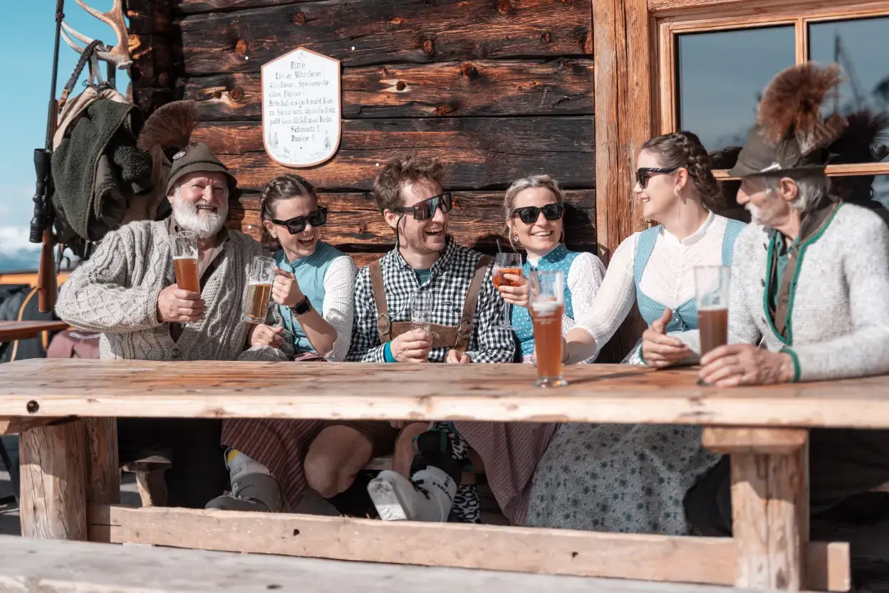 Fr&ouml;hliche Gruppe in Tracht beim Wedelfinale in Gerlos
